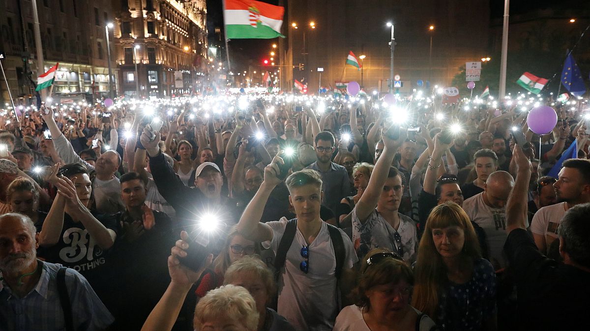 A Budapest, 30 000 personnes marchent contre VIktor Orban