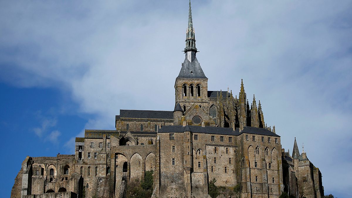 Французская полиция эвакуирует туристов из аббатства Мон-Сен-Мишель