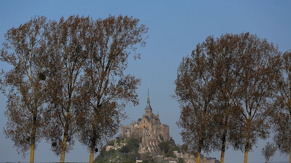 Terör saldırısı endişesiyle boşaltılan Mont-Saint-Michel yeniden ziyarete açıldı