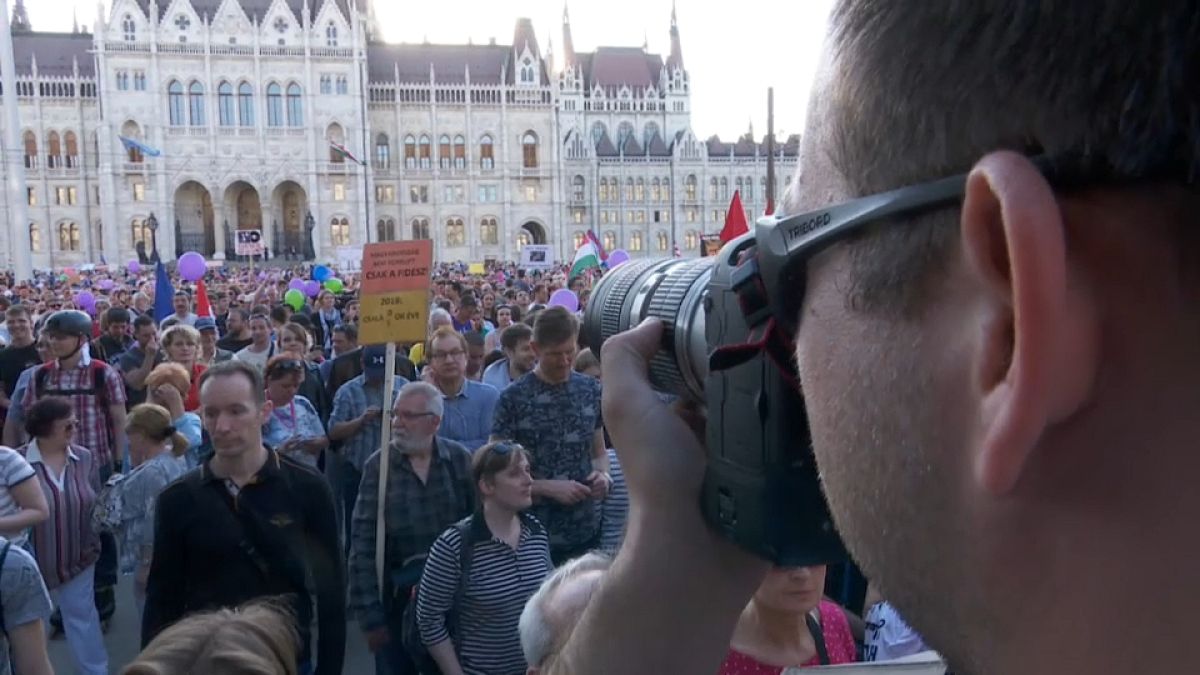Miles de húngaros vuelven a manifestarse contra el Gobierno 