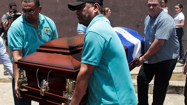 Mortos em protestos vão a enterrar Mortos em protestos vão a enterrar