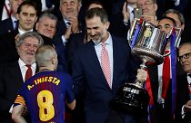 Capitão do Barcelona recebe do Rei Felipe VI a Taça de Espanha