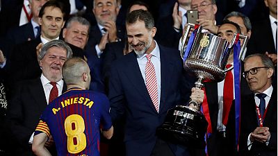 Capitão do Barcelona recebe do Rei Felipe VI a Taça de Espanha
