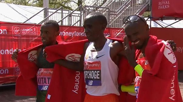 Queniano Eliud Kipchoge volta a triunfar na maratona de Londres Queniano Eliud Kipchoge volta a triunfar na maratona de Londres
