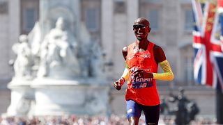 Mo Farah breaks 33-year British record in London Marathon