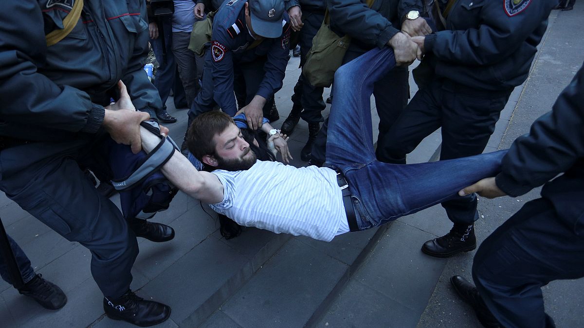 Αρμενία: Συλλήψεις ηγετών της αντιπολίτευσης και διαδηλωτών