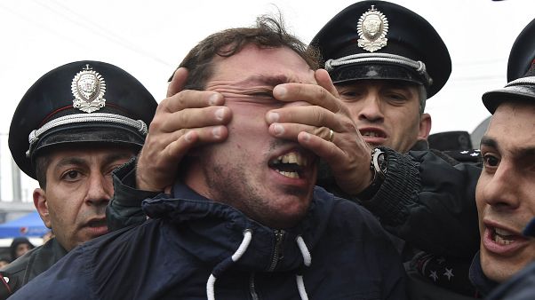 La policía armenia detiene a un manifestante La policía armenia detiene a un manifestante