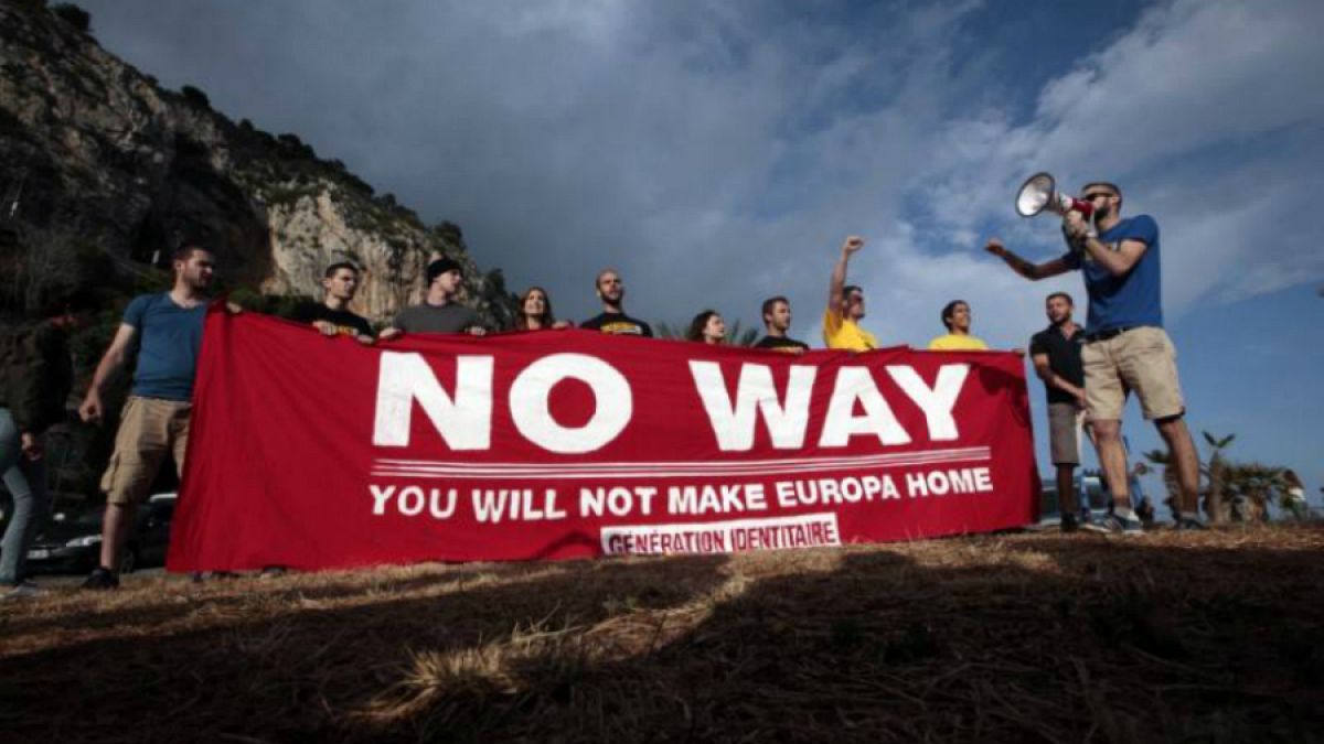 Aşırı sağcılardan Alp Dağları'nda göçmen karşıtı eylem