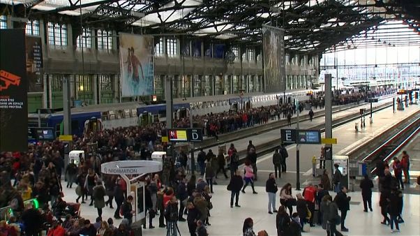Greves na SNCF e Air France afetam milhares de passageiros Greves na SNCF e Air France afetam milhares de passageiros