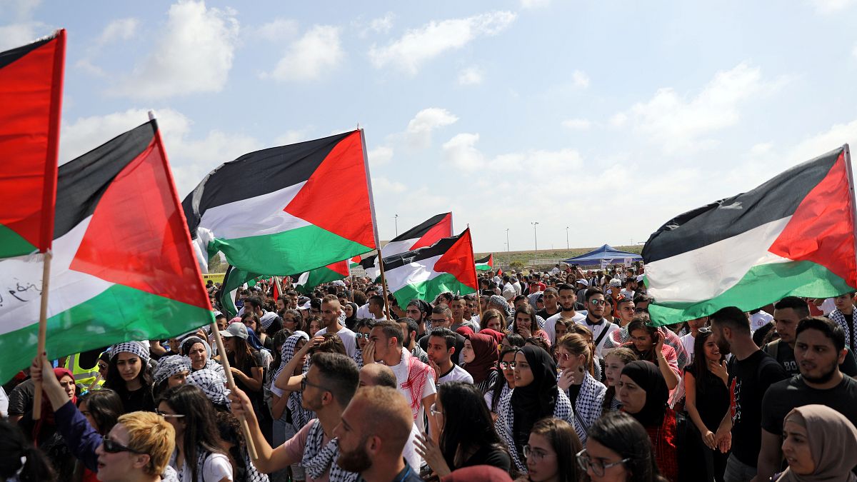 متظاهرون فلسطينيون يحيون ذكرى النكبة بالقرب من قرية عتليت