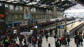 Újra sztrájkolnak a francia közlekedési dolgozók