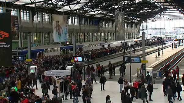 Újra sztrájkolnak a francia közlekedési dolgozók Újra sztrájkolnak a francia közlekedési dolgozók