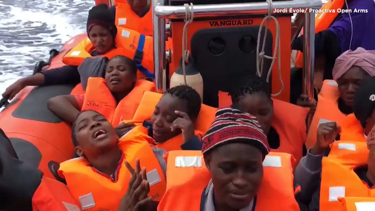 El canto de un grupo de mujeres tras ser rescatadas en el Mediterráneo