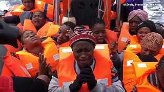 Il canto di gioia delle migranti dopo essere state salvate nel Mediterraneo