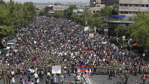 Sarkisian demite-se na sequência de protestos Sarkisian demite-se na sequência de protestos