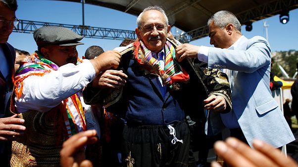 Oposição turca mobiliza-se para eleições antecipadas Oposição turca mobiliza-se para eleições antecipadas