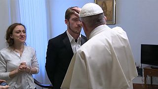 Alfies Eltern beim Papst