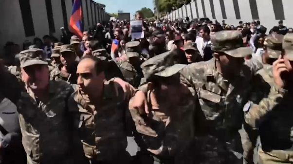 Armenia, perché la folla sta festeggiando le dimissioni del premier Sargsyan Armenia, perché la folla sta festeggiando le dimissioni del premier Sargsyan