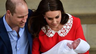 7 horas después de dar a luz, Kate sale del hospital con su tercer hijo en brazos