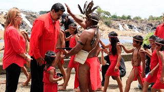 Мадуро получает благословение у шамана