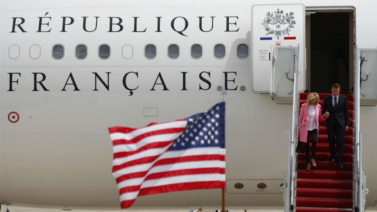 تصویری از ورود رئیس جمهوری فرانسه و همسرش به واشنگتن 