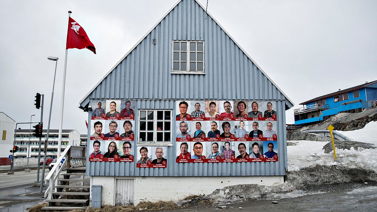 Ein Haus in Grönland mit Wahlplakaten