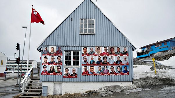 Ein Haus in Grönland mit Wahlplakaten Ein Haus in Grönland mit Wahlplakaten