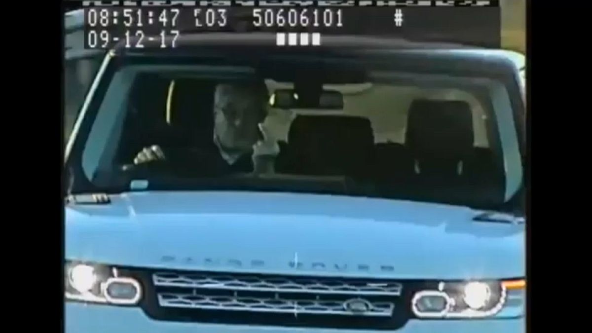 Obszöne Gesten in die Radarkamera: Autofahrer muss 8 Monate hinter Gitter