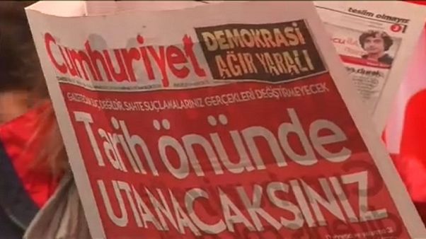Τουρκία: Στο εδώλιο στελέχη της Cumhuriyet Τουρκία: Στο εδώλιο στελέχη της Cumhuriyet