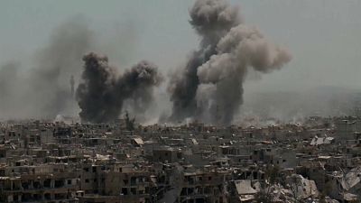 Rauchsäulen steigen über beschossenen Gebäuden südlich von Damaskus auf