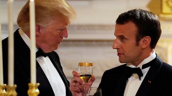 Donald Trump und Emmanuel Macron in Smoking beim Zuprosten Donald Trump und Emmanuel Macron in Smoking beim Zuprosten
