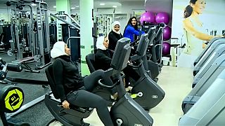 شاهد: سعوديات يتدربن على رفع الأثقال في صالة رياضية نسائية في الدمام