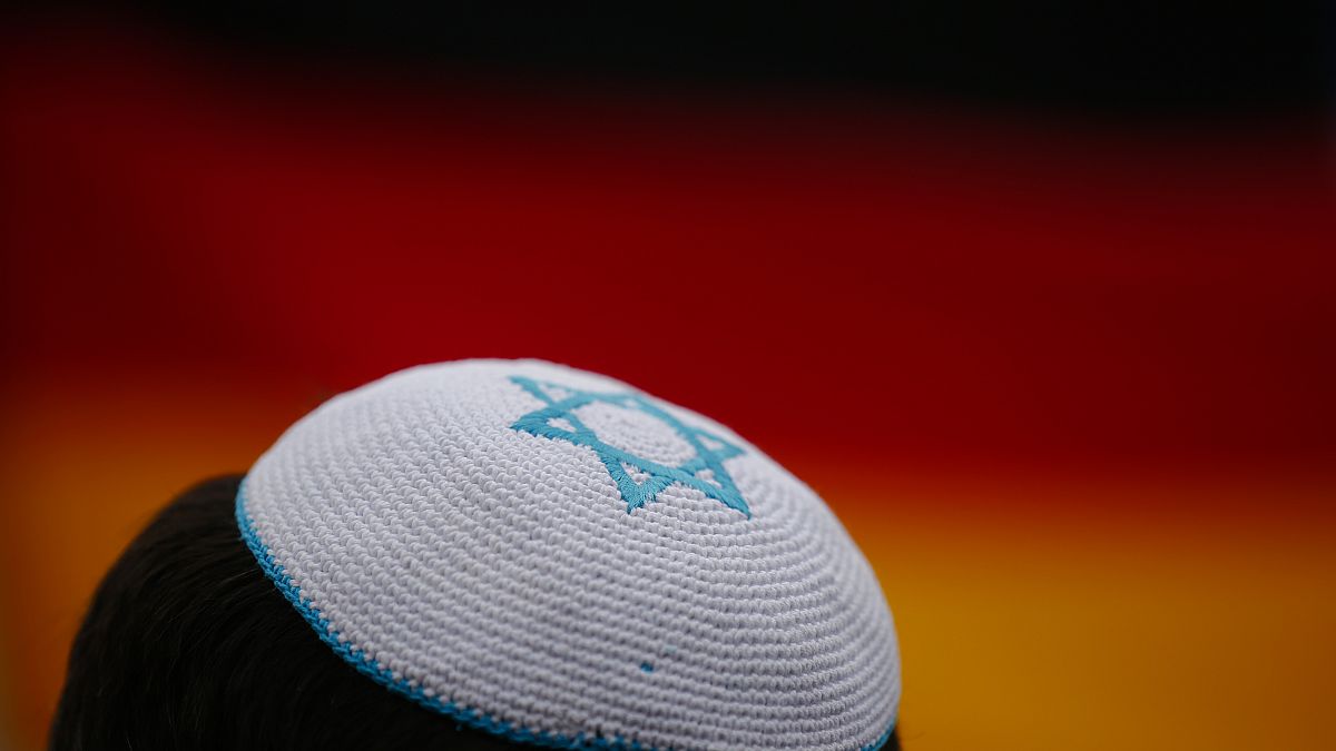 A német zsidó tanács azt javasolja, ne viseljenek kipát nyilvános helyen híveik