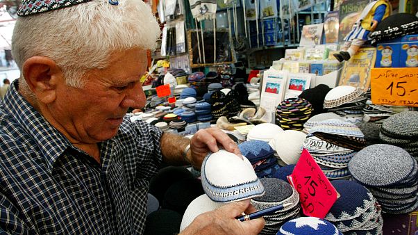 مسلمو ألمانيا يلبسون القلنسوة تضامنا مع اليهود ضد معاداة السامية مسلمو ألمانيا يلبسون القلنسوة تضامنا مع اليهود ضد معاداة السامية