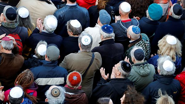 Zeichen setzen gegen Antisemitismus in Deutschland: Berlin trägt Kippa Zeichen setzen gegen Antisemitismus in Deutschland: Berlin trägt Kippa
