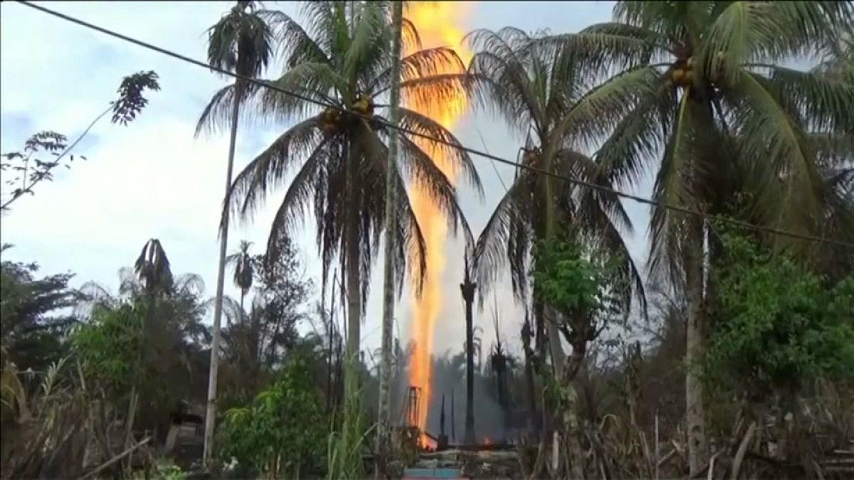 18 قتيلا على الأقل في حريق بئر نفطية في إندونيسيا 