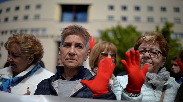 Stupro di gruppo: branco condannato a 9 anni, polemiche in Spagna Stupro di gruppo: branco condannato a 9 anni, polemiche in Spagna