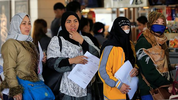 جنجال بدرفتاری کویتیها با کارگران فیلیپینی؛ کویت سفیر فیلیپین را اخراج کرد جنجال بدرفتاری کویتیها با کارگران فیلیپینی؛ کویت سفیر فیلیپین را اخراج کرد