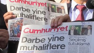 Tribunal turco condena jornalistas da oposição