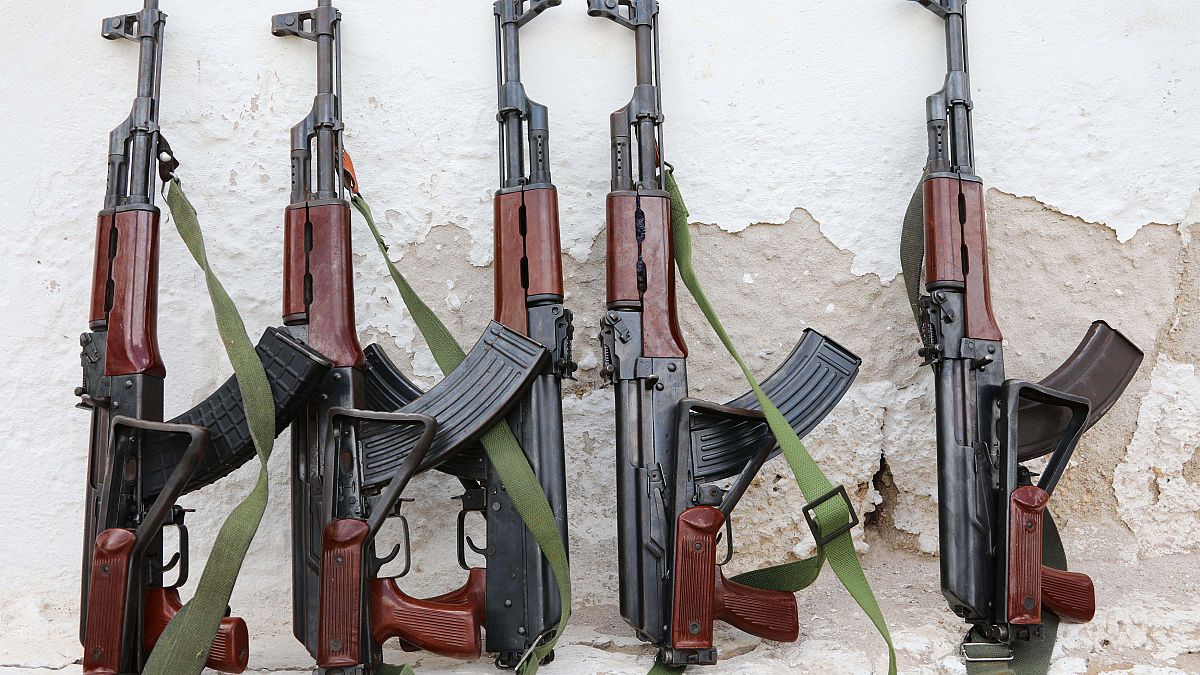 سرقة أسلحة من مركز تدريب إماراتي في الصومال وعرضها للبيع في مقديشو 