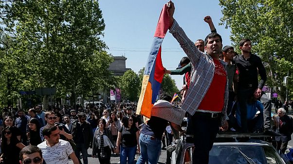 Az ellenzék vezérét szeretnék miniszterelnökként látni az örmény tüntetők Az ellenzék vezérét szeretnék miniszterelnökként látni az örmény tüntetők