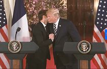 شاهد: قبلات ومصافحة وعناق بين الرئيسين الأمريكي والفرنسي