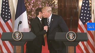 شاهد: قبلات ومصافحة وعناق بين الرئيسين الأمريكي والفرنسي
