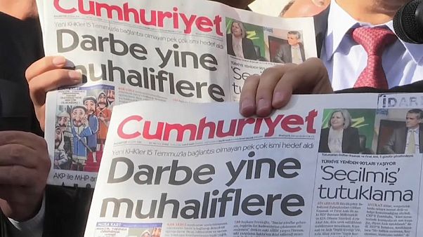 "Cumhuriyet"-Mitarbeiter verurteilt, aber auf freiem Fuß "Cumhuriyet"-Mitarbeiter verurteilt, aber auf freiem Fuß