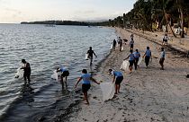 Rendőrök gyűjtik a szemetet a Boracay-sziget lezárásának első napján