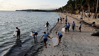 Rendőrök gyűjtik a szemetet a Boracay-sziget lezárásának első napján