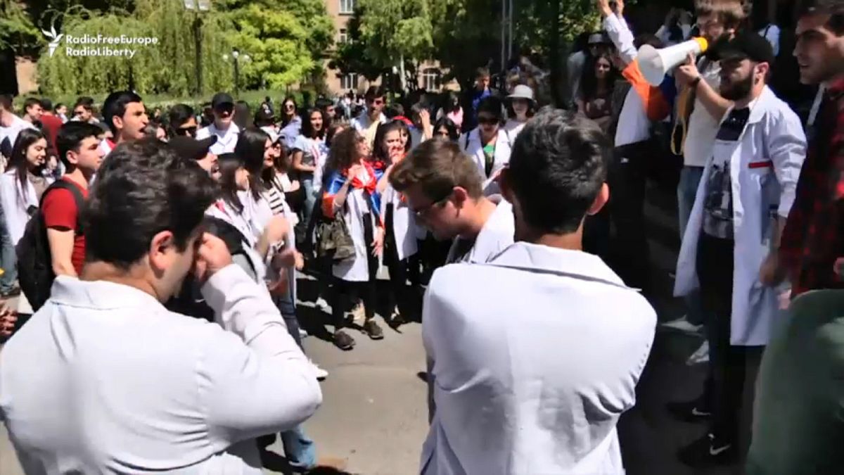 المحتجون في أرمينيا يطالبون بتولي نيكول باشينيان رئاسة الحكومة