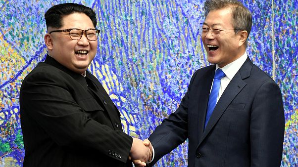Kim Jong-un et Moon Jae-in s'engagent en faveur de la dénucléarisation de la péninsule coréenne Kim Jong-un et Moon Jae-in s'engagent en faveur de la dénucléarisation de la péninsule coréenne