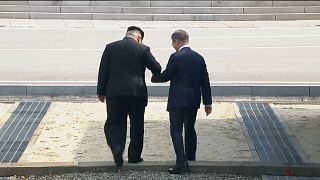 لحظة تاريخية.. زعيم كوريا الشمالية يتجاوز خط الهدنة العسكري نحو الجنوب في قمة كسر الجليد