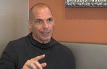 Varoufakis kritisiert Juncker: "Viele Griechen verdienen 380 € pro Monat - brutto"